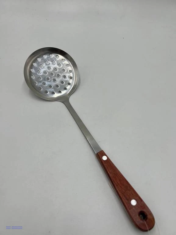 ملعقه شن ستيل بمقبض خشبي