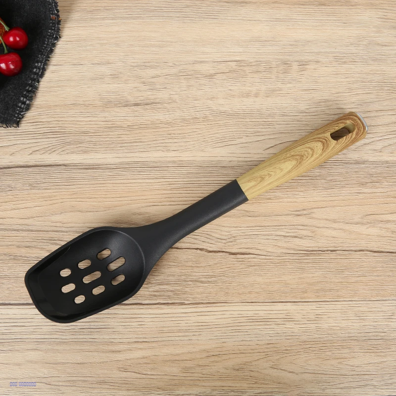 ملعقة طبخ مشن أسود بمقبض شكل خشبي