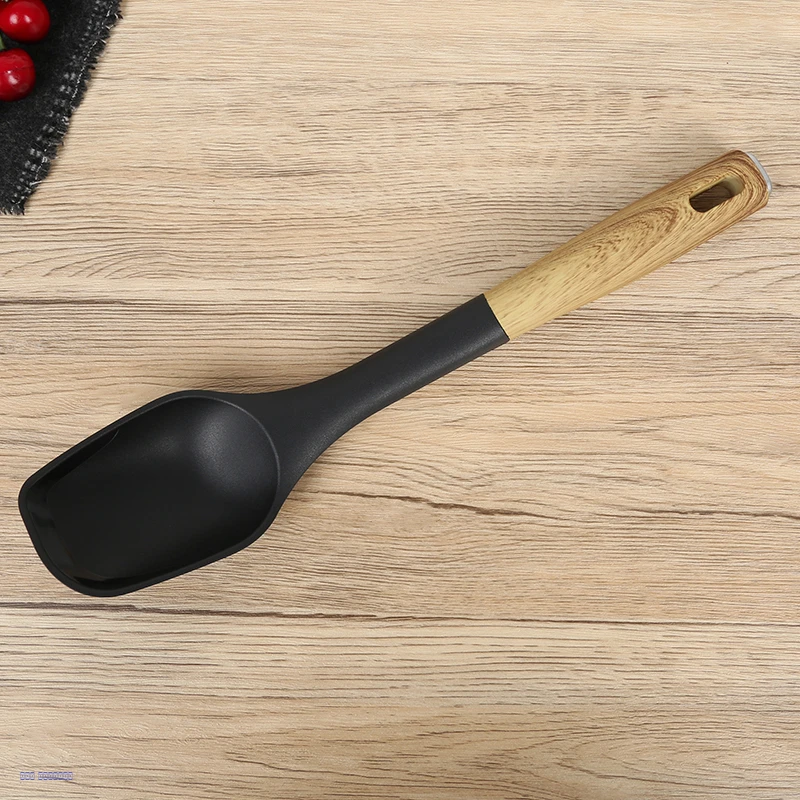 ملعقة طبخ أسود بمقبض شكل خشبي
