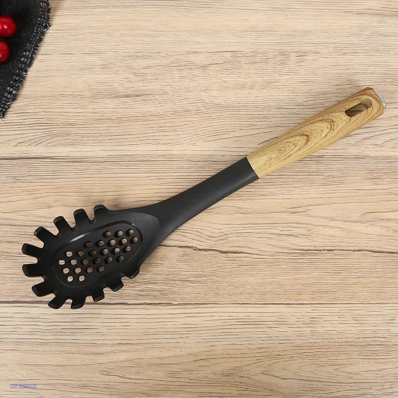 ملعقة غرف معكرونة اسود بمقبض شكل خشبي  جافي